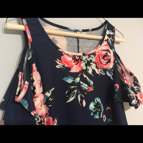 Flowy; floral peek-a-boo shoulder dress - Picture 7 of 7
